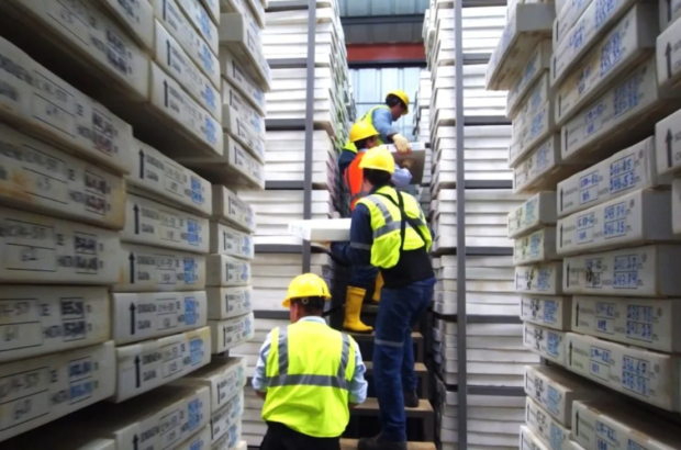 Cangrejos-Crew-stacking-boxes_web-1024x576-1-1300x731